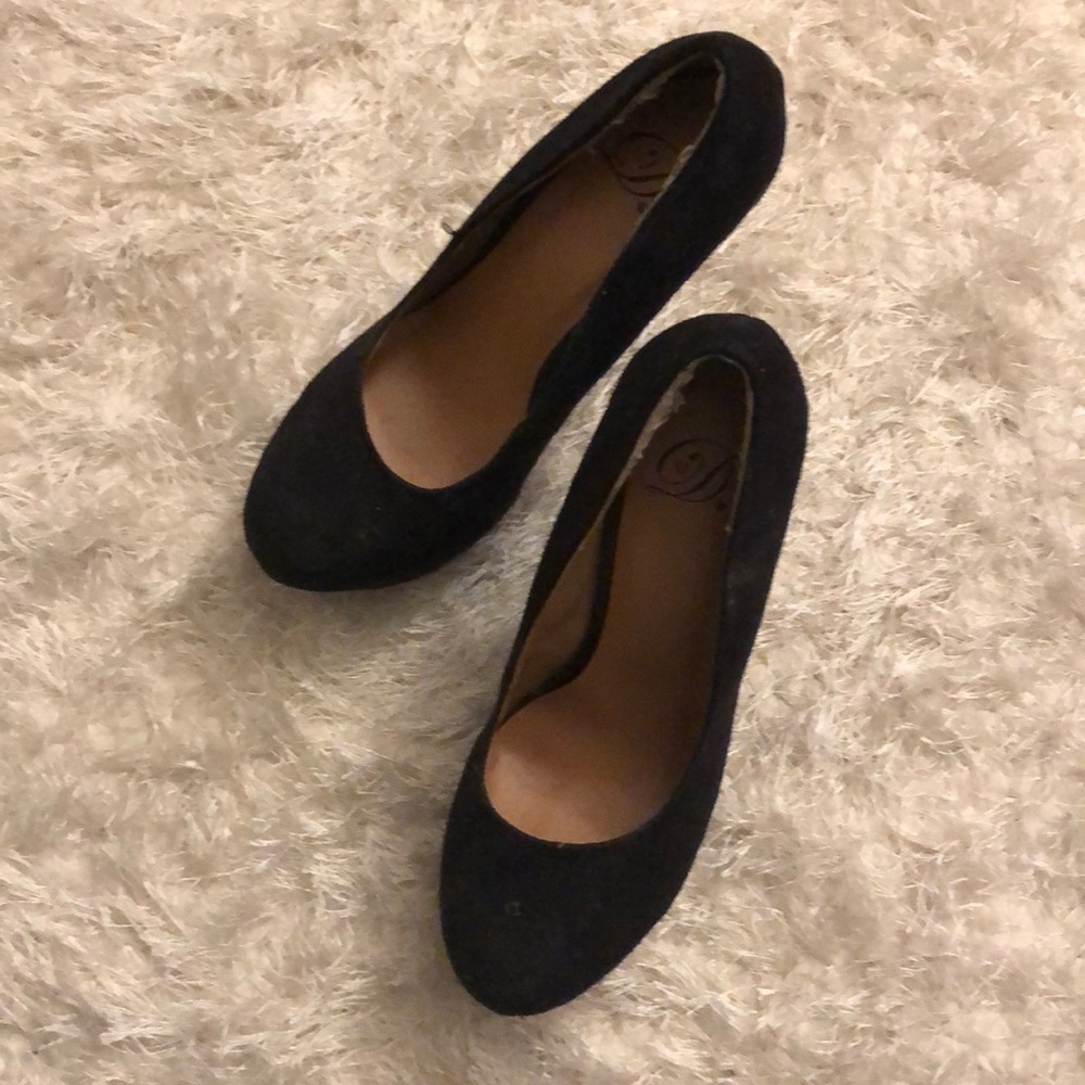 Black wedge pumps